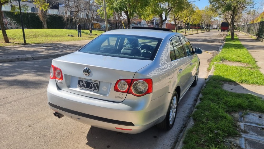 Volkswagen Vento Luxury 2.5 — foto 13